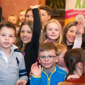 Děti a kouzelník Čáry Kluk