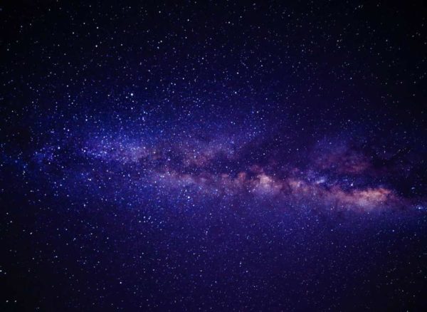 Kouzelná galaxie hvězd na tmavé fialkové obloze