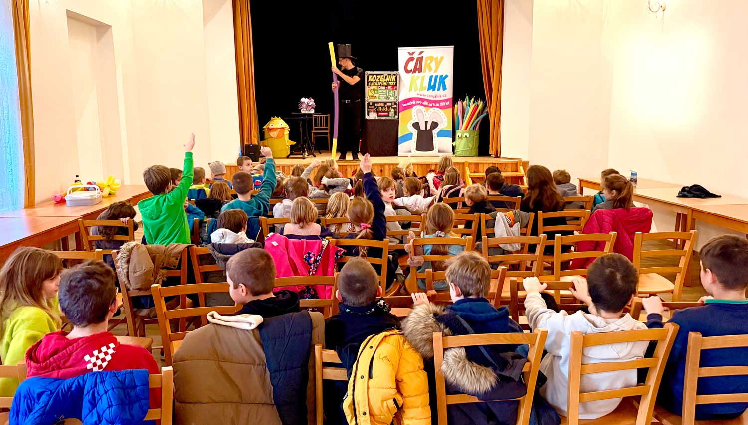 Kouzelnické představení, sál městského výboru Nižbor.