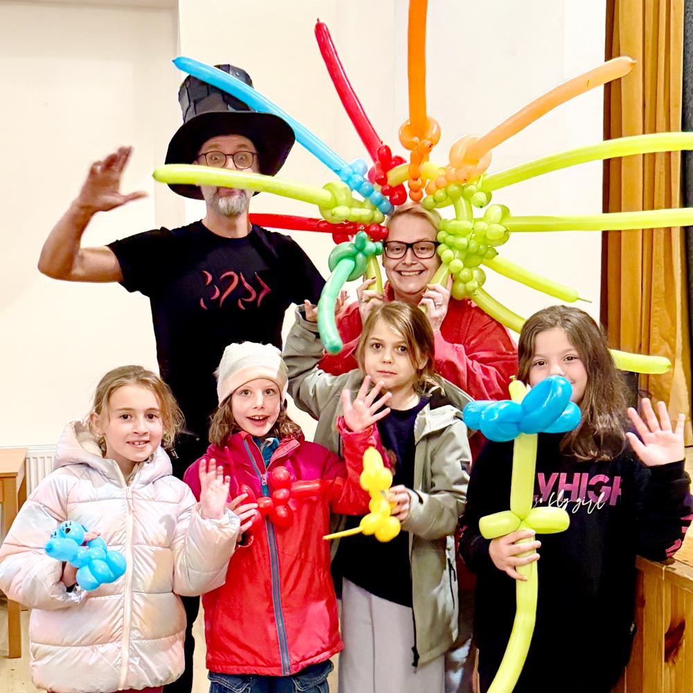 Kouzelník a děti s balónky v družině