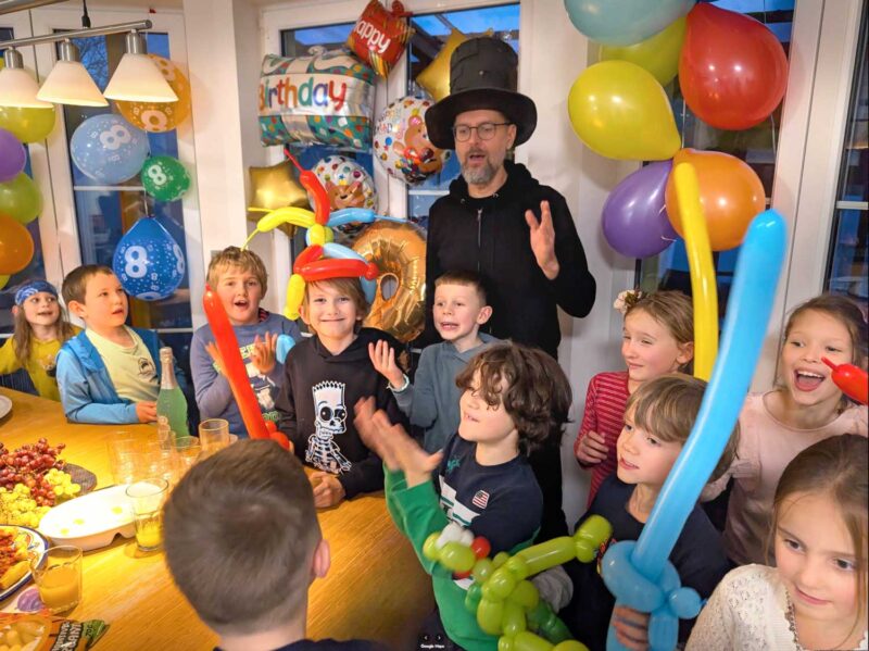 Děti slaví narozeniny s kouzelníkem.