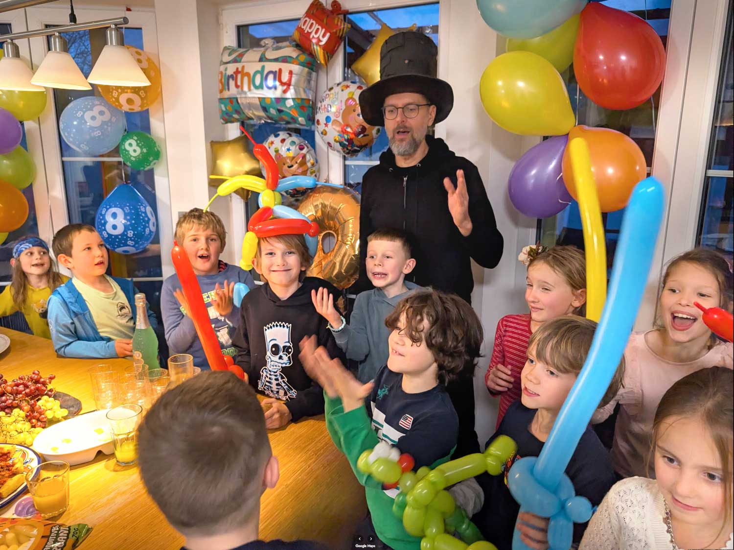 Děti slaví narozeniny s kouzelníkem.