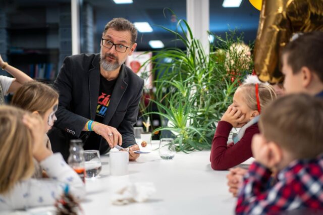 Když se kouzla dějí přímo před očima ☺️🎩🎉. Kouzelník s malými diváky (mikromagie) na hodně 😅 předvánoční akci v Praze 🇨🇿😅. #kouzelnik #kouzelnikprodeti  #mikromagie #praha #carykluk #zabavprodeti